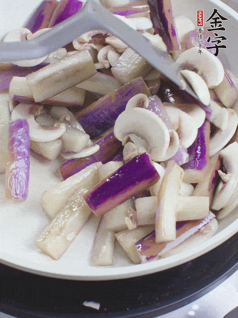 油五成熱，放茄子和口蘑煸至軟縮，取出備用。