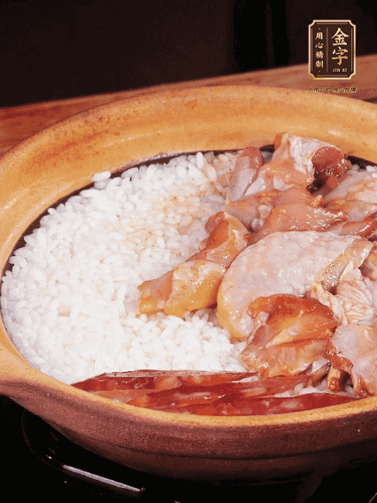 煮到椰子水微微收干轉小火，快速均勻鋪上雞肉、金字香腸