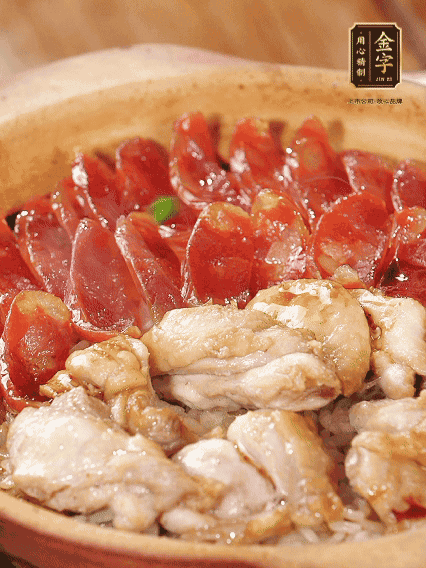 蓋蓋小火燜，沿鍋邊淋一圈油，轉動砂鍋燜4分鐘